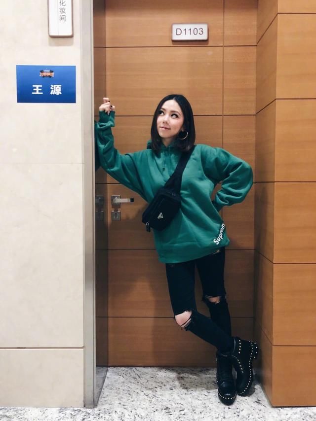 邓紫棋真大胆！穿条看不见的短裤去机场，瘦下来之后就是任性！