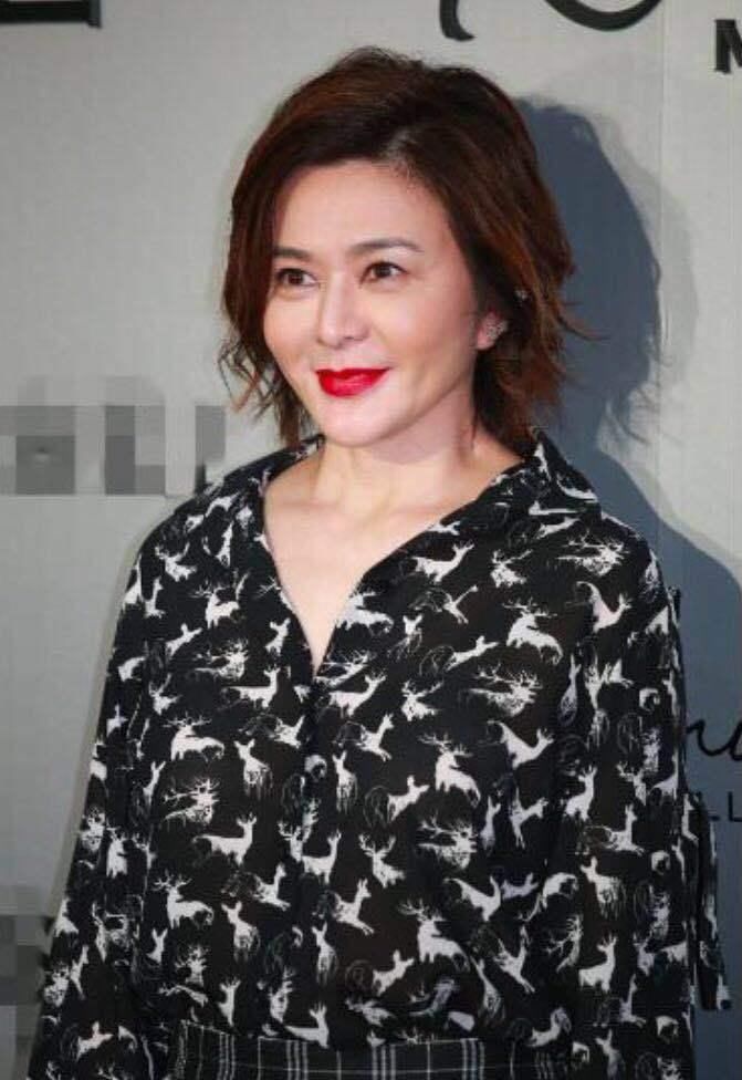 许久不见的关之琳亮相，昔日女神55岁穿短裙装嫩，气质不输佘诗曼