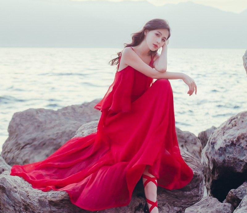 这几款海滩吊带连衣裙，凸显惊艳的身材不说，回头率也是非常高