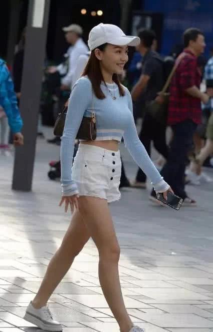 气质小姐姐抹胸搭配短裤大秀玲珑身材,阳光活泼却又青春无限