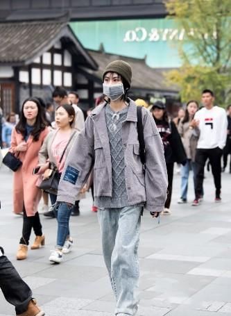  『小姐姐』路人街拍，小姐姐黑色露脐背心搭黑色裤子，尽显优雅大方的身姿