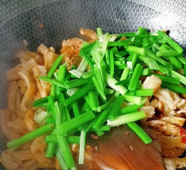 芹菜■芹菜梗爆炒牛肚,超级下饭哦!