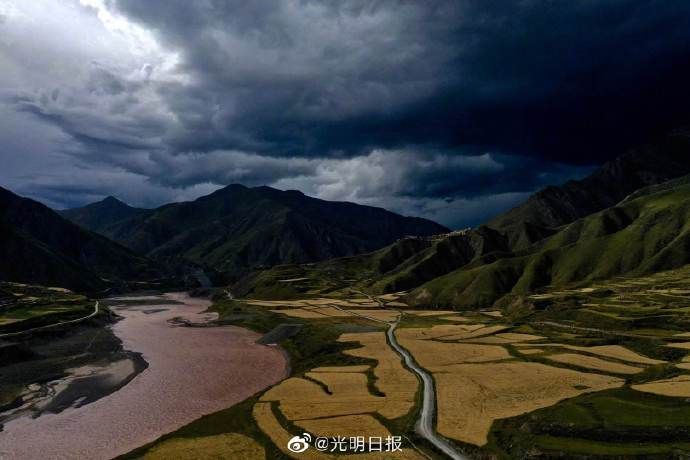  青海：青海三江源今年首次飞机増雨