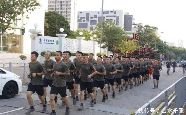  亲民■爱港亲民！驻港部队协助香港市民清理路障，赢得阵阵掌声