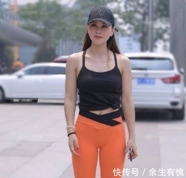 【 底裤】小姐姐橘色打底裤搭配吊带背心，显得非常绚丽，路人街拍