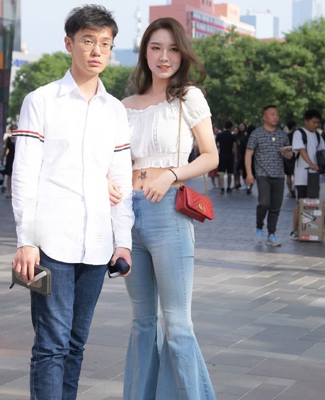 『喇叭裤』街拍美女小姐姐一字肩配喇叭裤,尽显曲线美,女神范十足