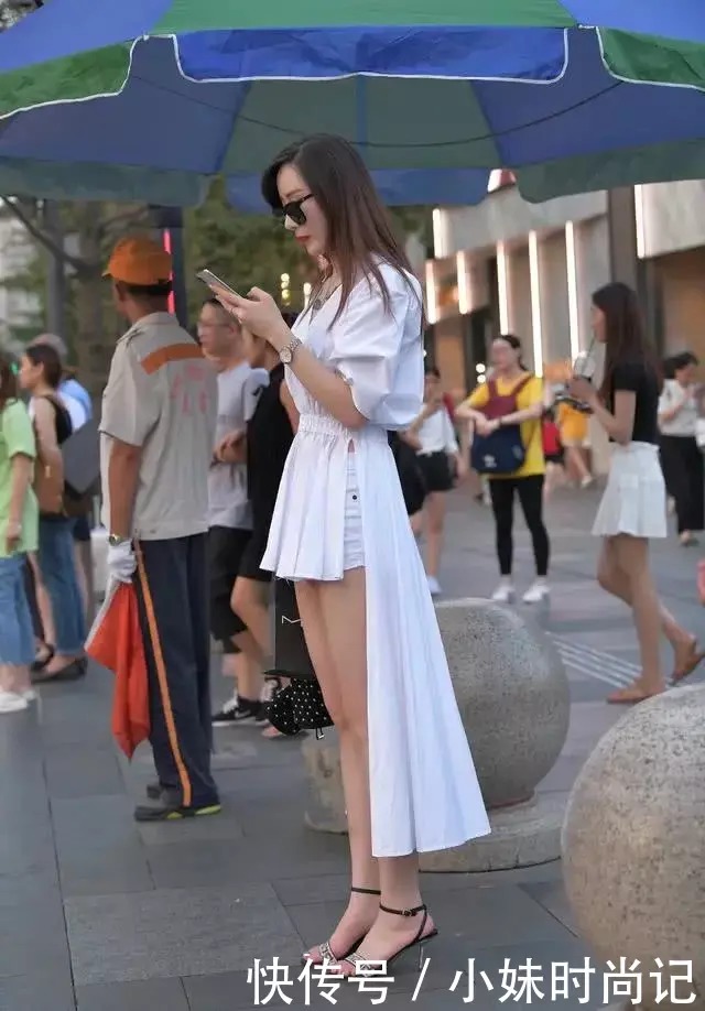 气质|街拍:美女一身衬衫裙, 穿出自己的气质, 满满的仙女感