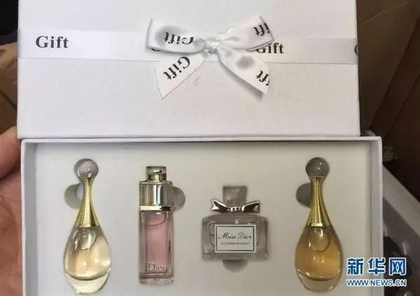 朋友圈代购再曝惊人内幕:1元假香水贴个标卖200块，“代购小票”