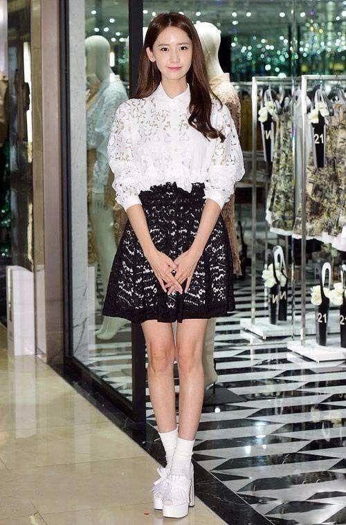 林允儿上半身穿这么美，下半身的鞋子，穿的都很辣眼睛！