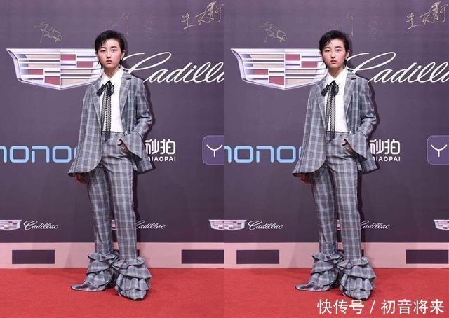 17岁张子枫和21岁关晓彤出席电影红毯，网友：差别太大了！