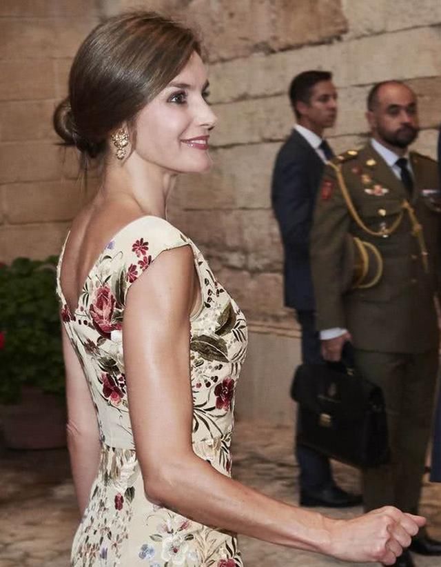 莱蒂齐亚陪婆婆参加晚宴，橙色背心配碎花裙，比凯特王妃更有活力