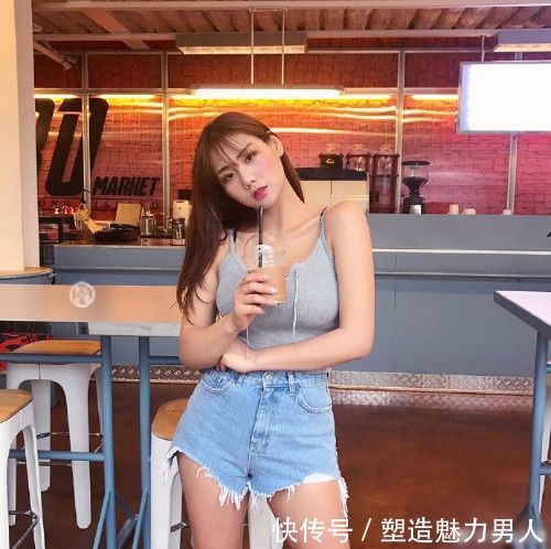 街拍：清爽的牛仔裤穿得显瘦，提臀修身，清新利落又好穿