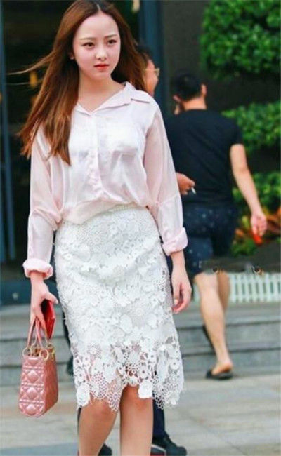  『飘飘』街拍：长发飘飘的小姐姐，一件白色背心配短裙，尽显窈窕好身材