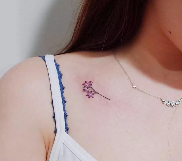 性感又充满魅力的花卉纹身，漂亮小姐姐们最爱的纹身图案!