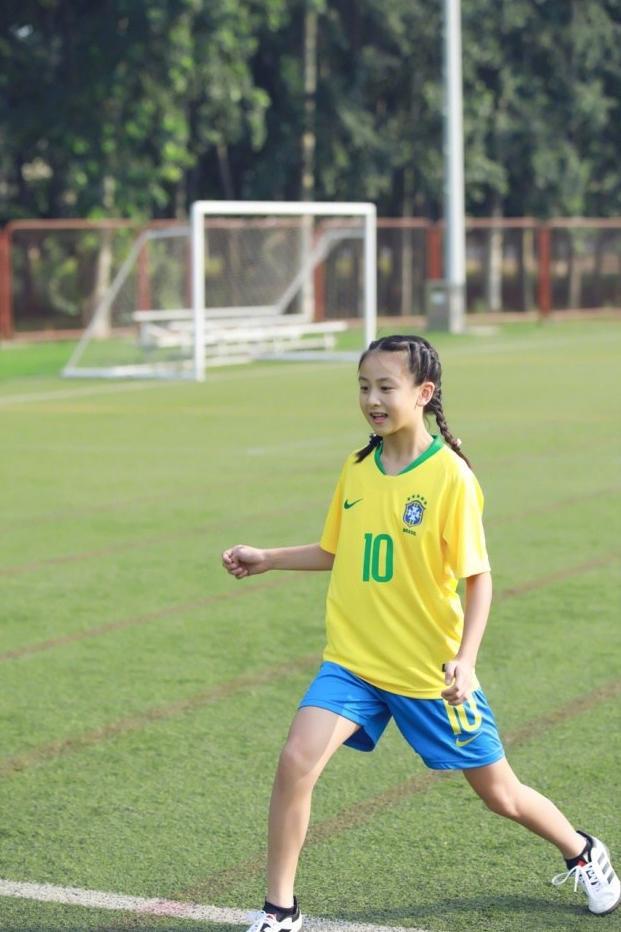 田亮带一双儿女踢球，森碟穿巴西队球服秀大长腿，小腿肌肉抢镜了