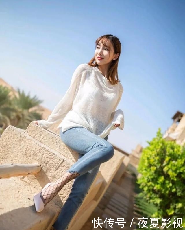 「针织衫」简单的牛仔裤和高跟鞋也能搭配出自己的青春和时尚