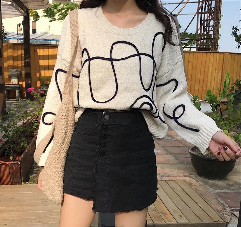 小姐姐不穿丝袜，瞧瞧下图直接穿个高跟就出门，满屏白腿真晃眼