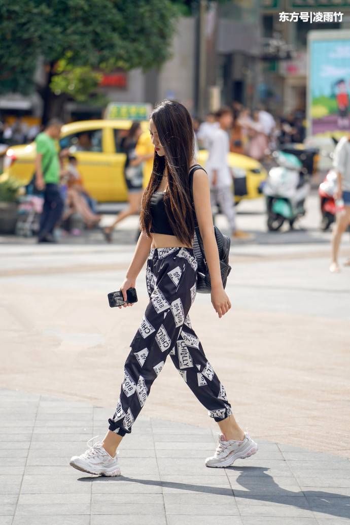 重庆街拍：无需鲜艳繁杂的色彩，小姐姐的美精致而优雅