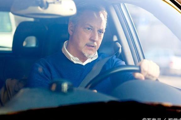 川藏线：背包女在哭泣，为何搭车这么难？老司机说出了原因