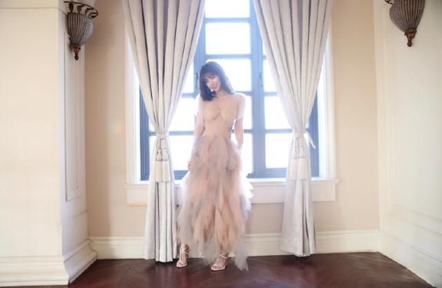 SNH48孔肖吟穿旗袍身材傲人，不愧是组合性感担当！