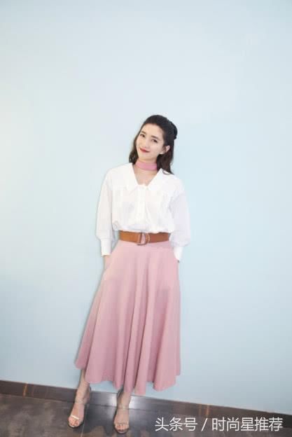 江疏影豁出去了！为凹造型把牛仔裤剪开当裙子穿，不过却意外好看