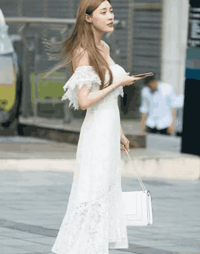 街拍：小姐姐和闺蜜一起上街凹造型，透露出一丝小性感！