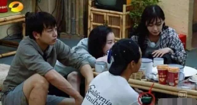 自杨颖生理期拒下水后假吃又遭网友疯狂吐槽，“向往”官博被怼