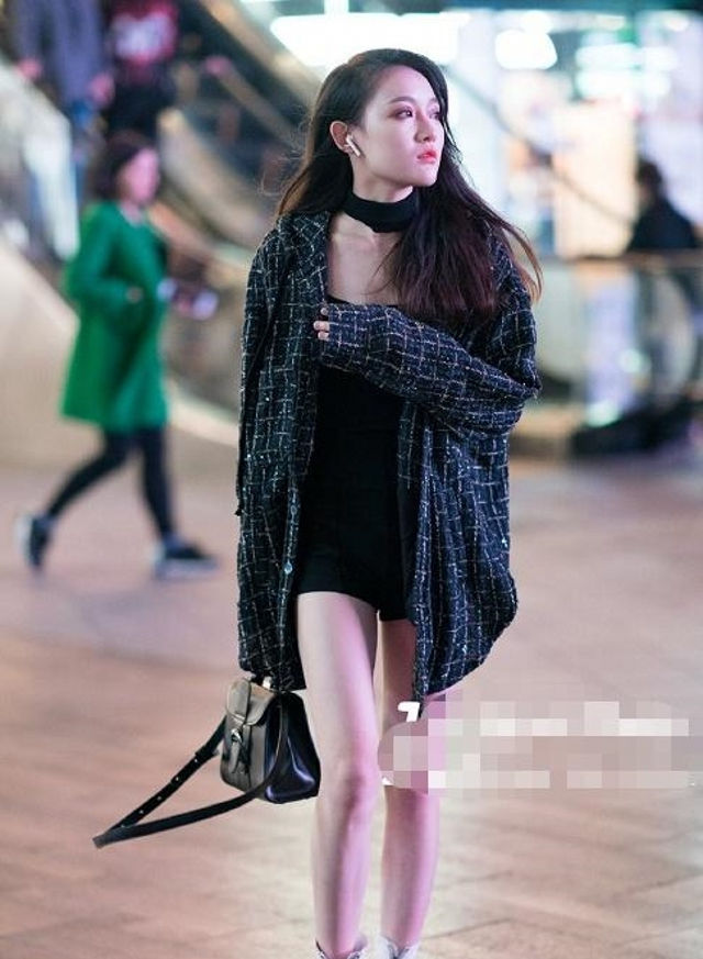  姑娘：路人街拍,姑娘高挑靓丽,穿翻领的雪纺无袖连衣裙,很性感