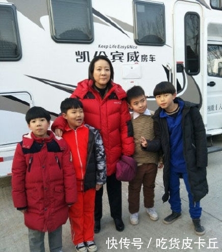 「幸亏」陈小艺全家近照曝光，“丑”老公捧红张嘉译，儿子帅气幸亏不像老爸