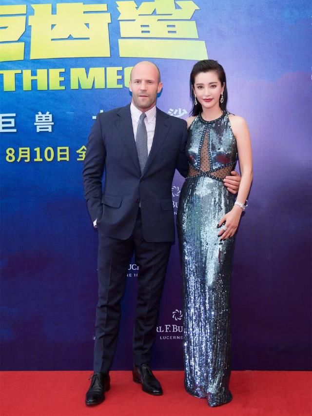 40多岁女人别乱穿，学李冰冰这样，吊带外面套层纱，美skr人！