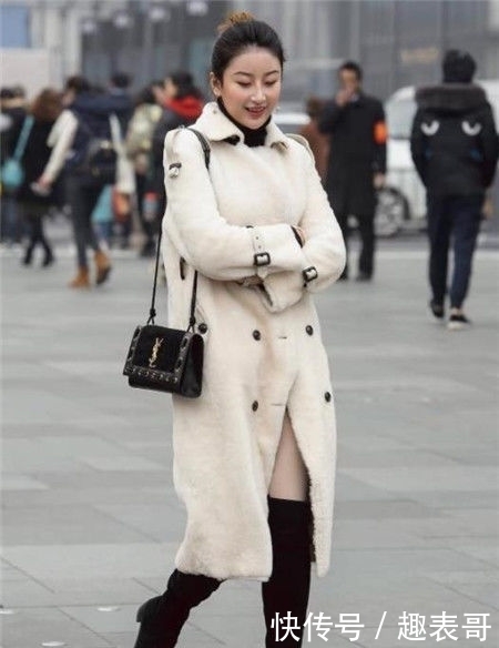 「牛仔」街拍:小姐姐的外套看着十分的舒适,宽松的牛仔,非常的时尚