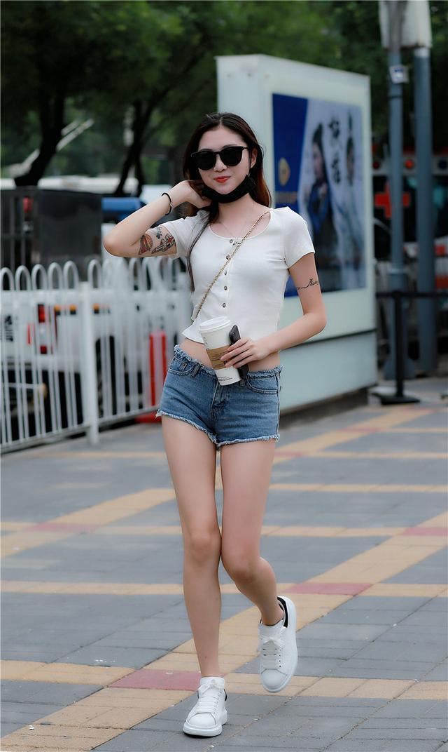 美女街拍：独特娇美晶莹剔透，大秀身材啊！你们怎么看