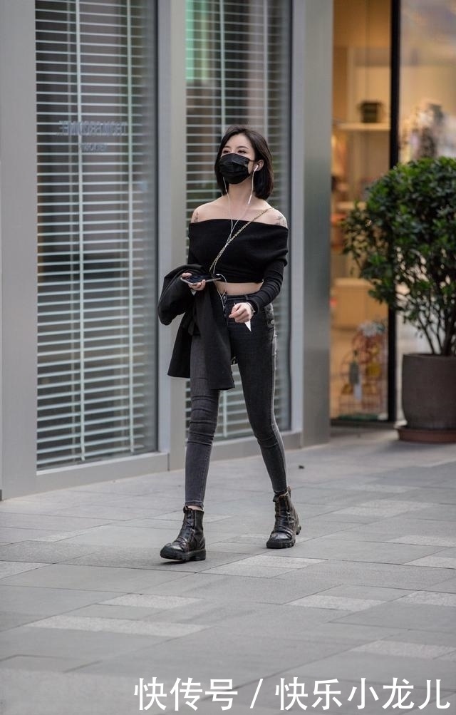 身穿|路人街拍,靓女下身穿一条米色半身裙,看起来清爽有气质
