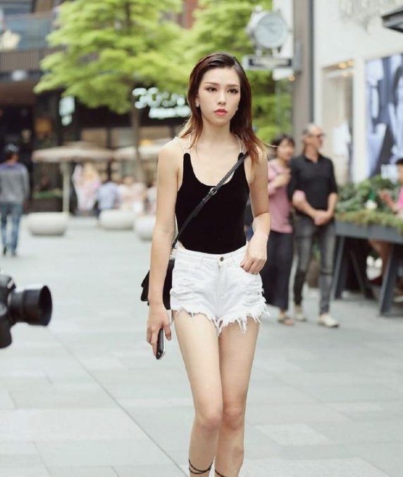 街拍：美女穿超短热裤，水嫩白皙的长腿，美到“炸街”啊！