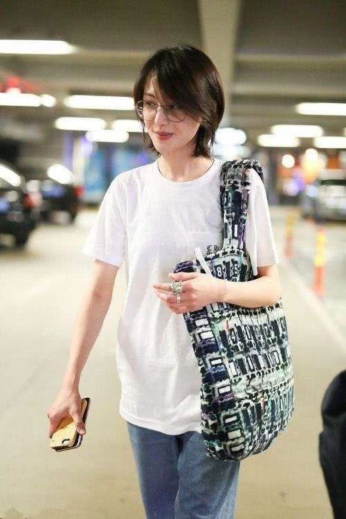 郑爽机场大秀素颜，不过黑眼圈太吓人！网友：熬夜看世界杯了？