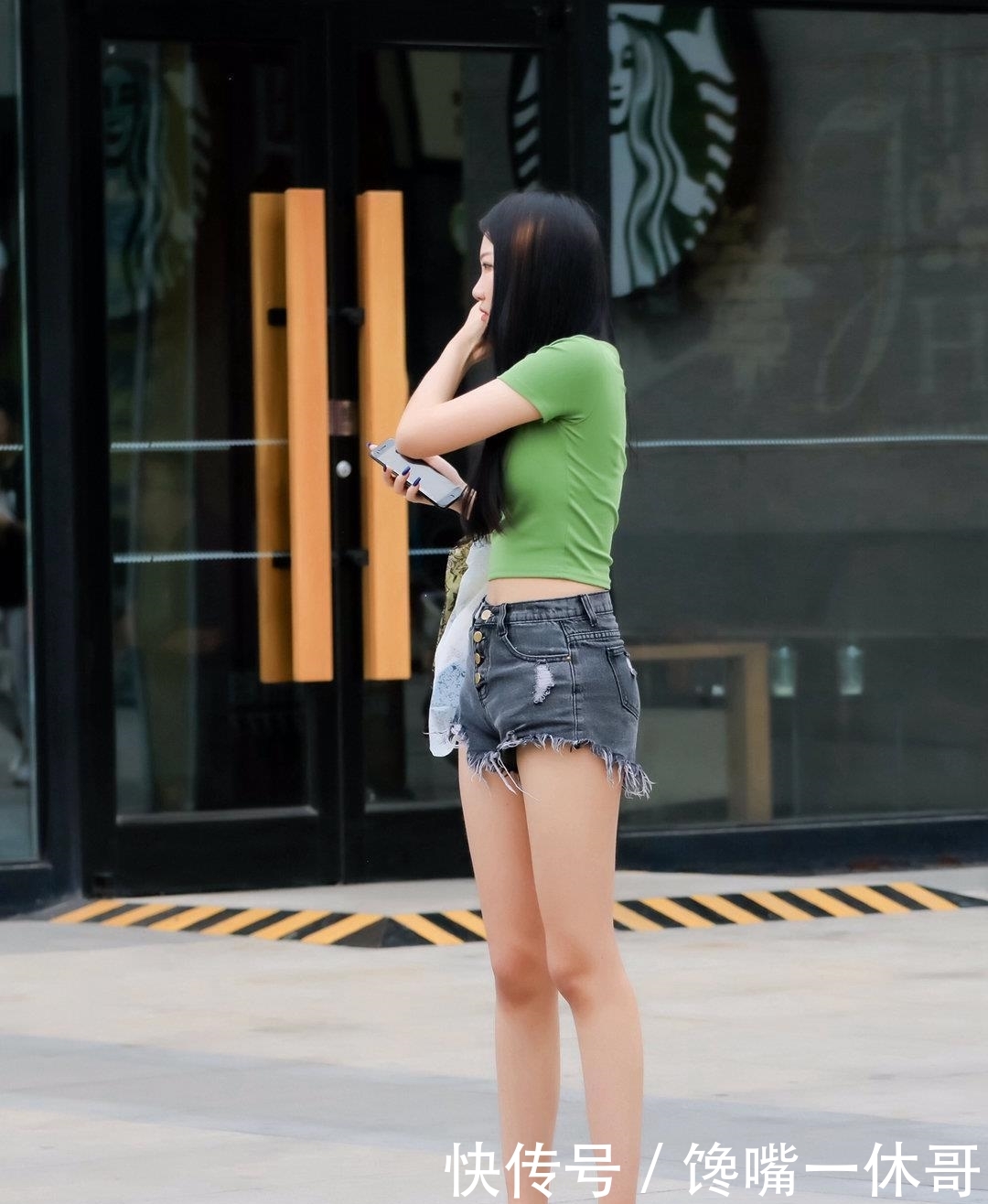 「绿色」路人街拍:绿色 豹纹,颜值高才能驾驭这样的搭配吧!