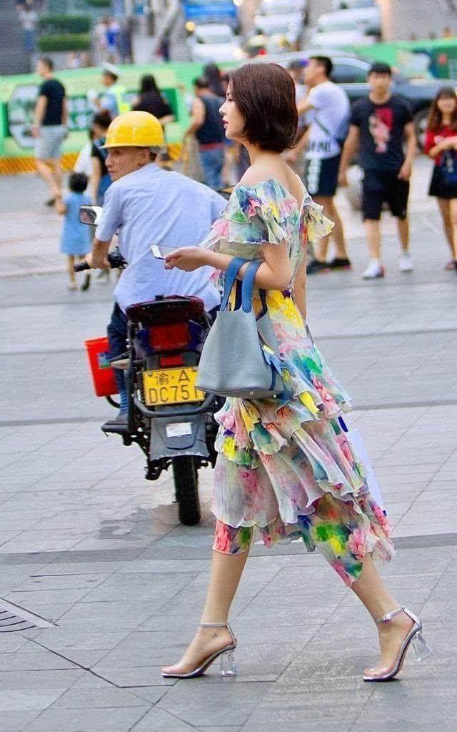 街拍：时尚粉嫩的两位小姐姐，身材曼妙美腿修长，温柔的味道！