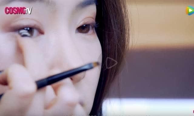 戚薇化身美妆博主，快看看她用了哪些硬生生的干货!