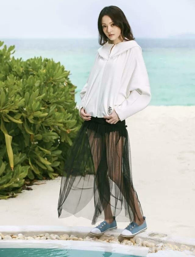 张韶涵穿薄纱裙，呈现出惊艳的小蛮腰，网友：很时尚！