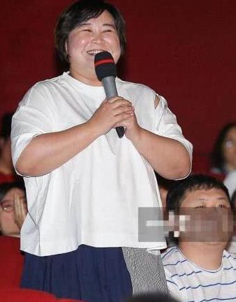 看完160斤贾玲与86斤唐嫣同穿白色T恤衫，就懂没胸也要减肥