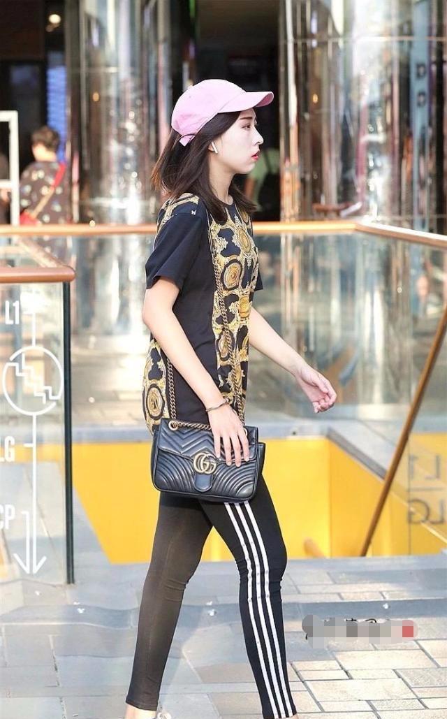 2018最流行的打底裤风格，穿的就是线条感，舒适也挡不住美！