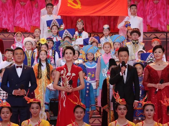 90后小花穿仙女裙，杨紫俏皮，刘美含大气，却被47岁的她抢镜了！