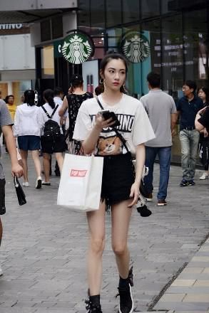 街拍，小姐姐脚上穿的金色细跟高跟鞋好亮眼