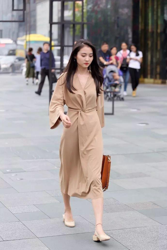 路人街拍: 穿着“睡衣”上街的小姐姐, 一举一动如同贵妇一般