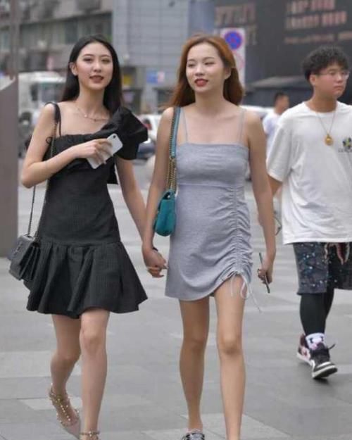  女人味@养眼女神街拍：明眸善睐的美女，一件黑色的连衣裙，时尚美丽女人味