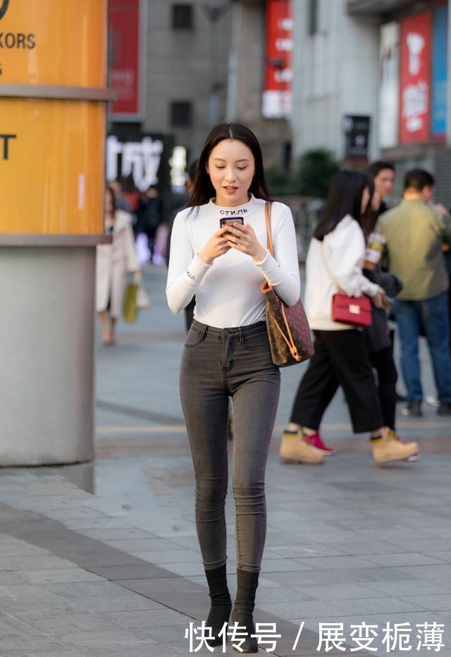 优美■街拍:小姐姐一身粉色系的装扮,减龄唯美,尽显俏丽的优美身姿
