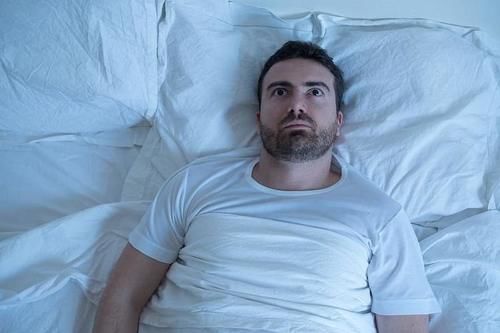  「睡觉」为何晚上睡觉会磨牙、说梦话？和健康有关吗？一文带你详细了解