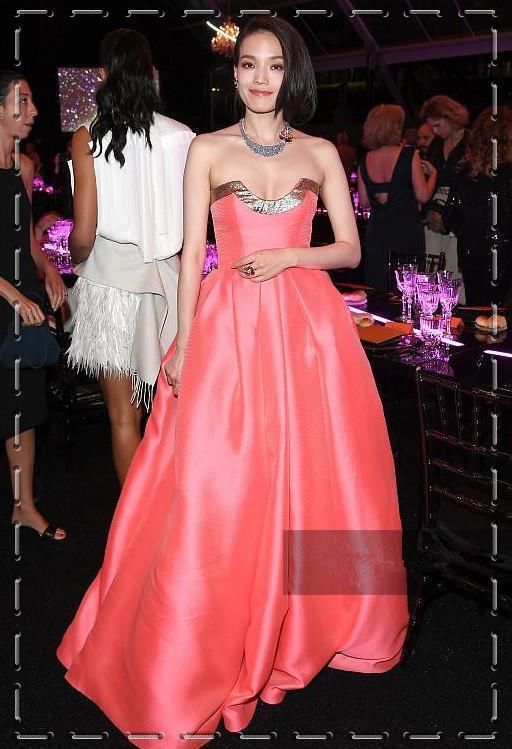 当林志玲穿抹胸裙遇上舒淇，才知道原来性感和妩媚完全不是一回事