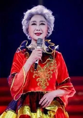  时装周：69岁成为世界旅游小姐选美冠军，惊艳纽约国际时装周，美不分年龄