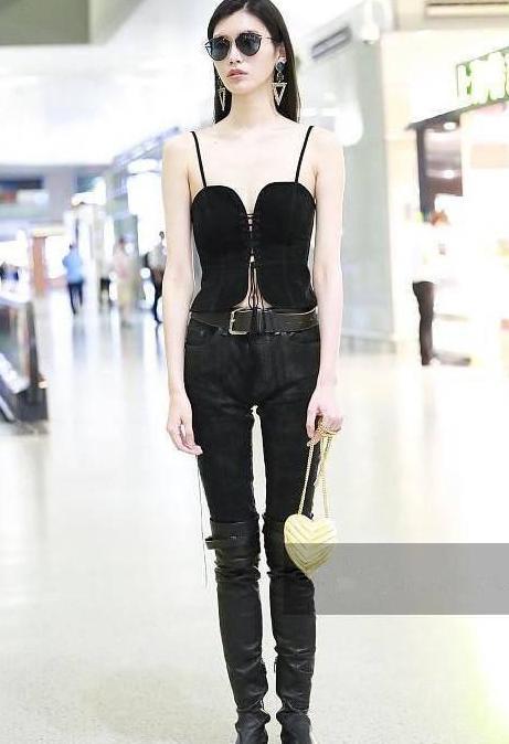 以为奚梦瑶穿吊带衣很美了，可看到卡戴珊，瘦子和丰腴的差距真大